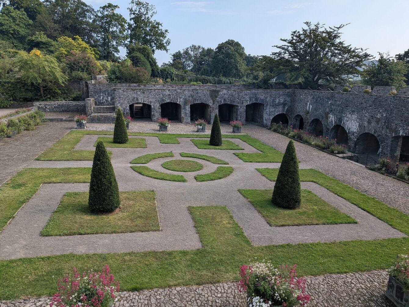 Visite en été du jardin d&rsquo;Aberglasney, Pays de Galles
